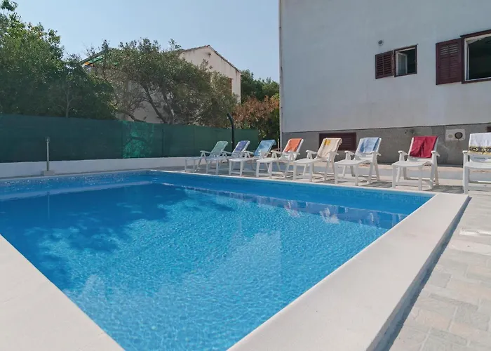 Three-bedroom In Appartement Supetar